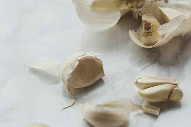 Knoflook op de tafel