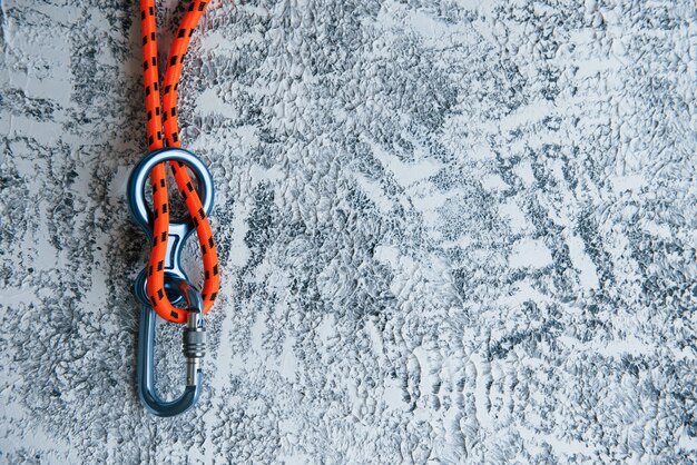 Knoop met metalen karabijnhaak. Zilverkleurig apparaat voor de actieve sport