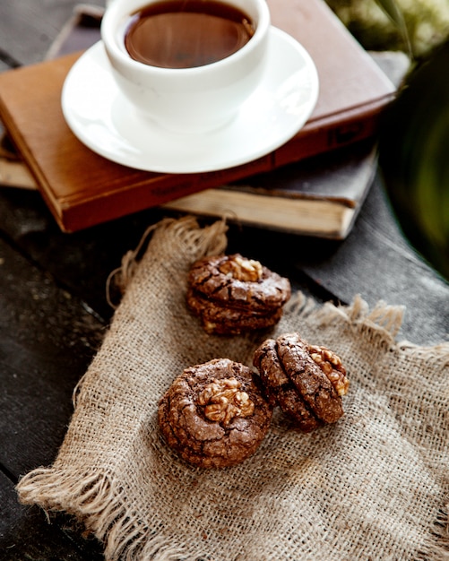 Koekje met walnoot en een kopje koffie