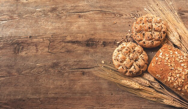 Koekjes, brood en tarwe op tafel