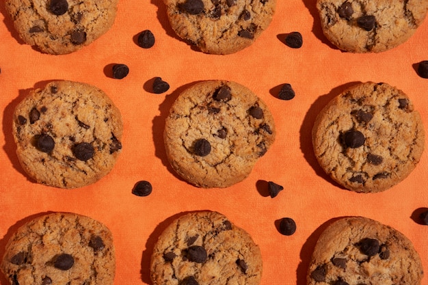 Gratis foto koekjes en chocolade chips arrangement