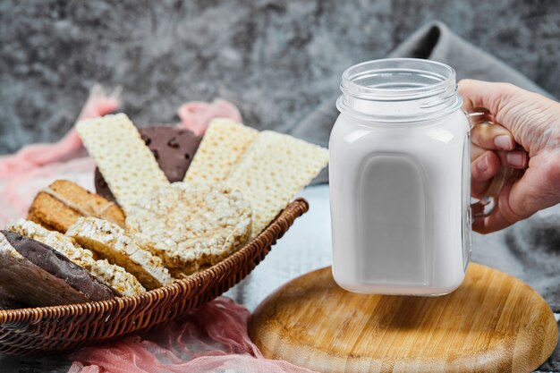 Koekjes- en cracker-variëteiten met een pot melk.