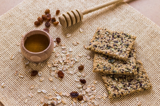 Gratis foto koekjes en havermeel dichtbij honing