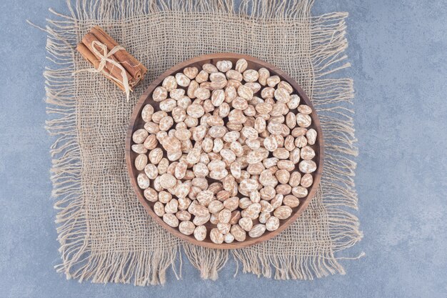 Koekjes en pijpjes kaneel op de handdoek, op de marmeren achtergrond.