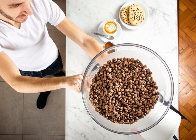 Koekjes en verse koffie gemaakt van koffiebonen