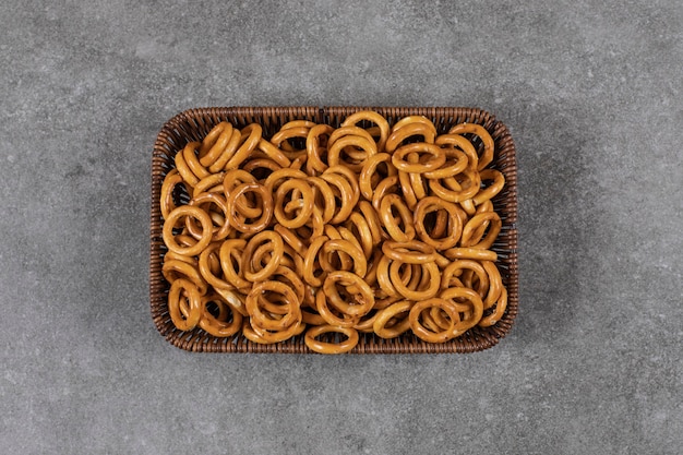 Gratis foto koekjes in ringvorm binnenkant van mand over grijs oppervlak.