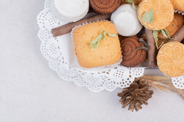 Koekjes in touw met pinecone op wit oppervlak