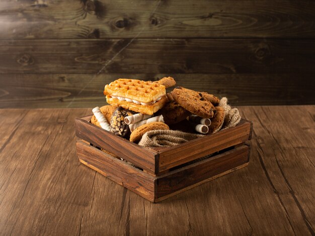 Koekjes lade op een rustieke houten tafel