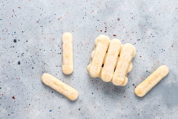 Gratis foto koekjes ladyfingers, savoiardi, zoete biscuitgebak, bovenaanzicht