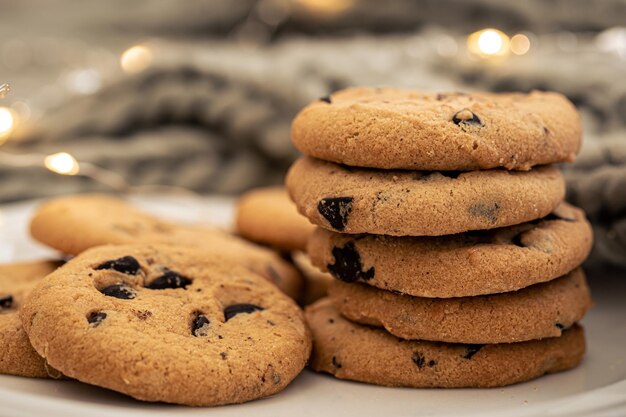 Koekjes met chocoladeschilfersclose-up op een plaat