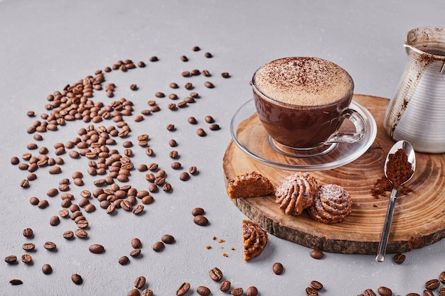 Koekjes met een kopje koffie.