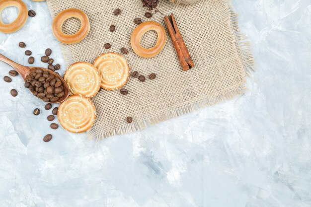 Koekjes met koffiebonen op grungy achtergrond