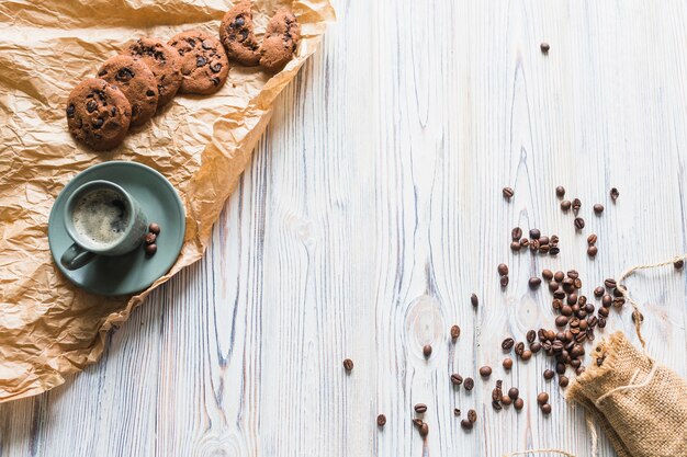 Koekjes met koffiereeks en koffiebonen