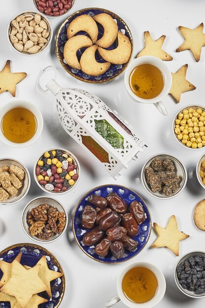 Gratis foto koekjes noten en dadels op de witte tafel