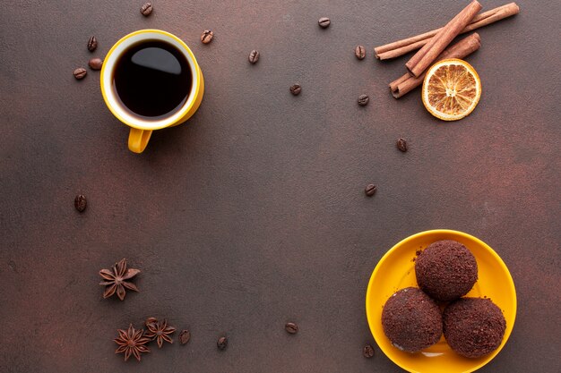 Koekjes omringd door koffiebonen