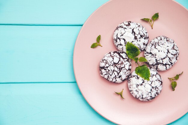 Koekjes op blauwe houten tafel in een bord