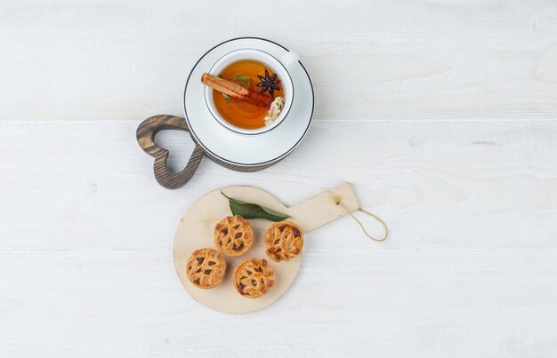 Koekjes op een houten bord met een kopje thee