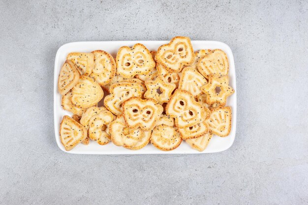 Koekjes op een witte plaat op marmeren achtergrond. Hoge kwaliteit foto