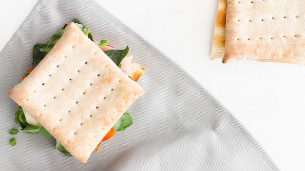 Gratis foto koekjes sandwiches op het bureau