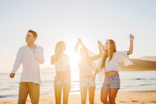 Koel feest op het strand