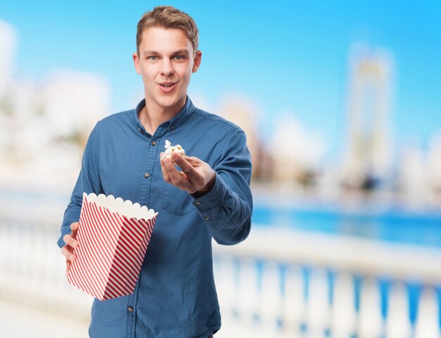 koele jonge man met popcorn
