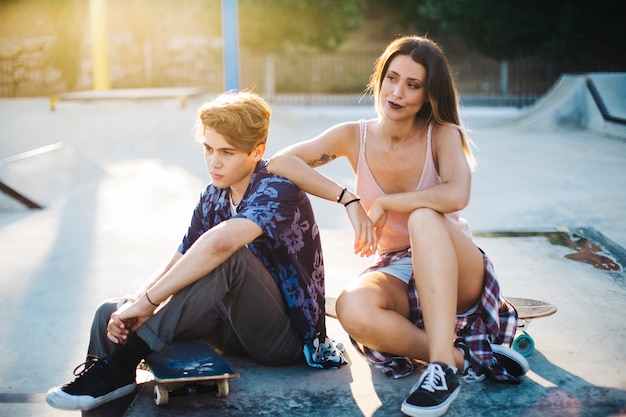 Gratis foto koele vrienden na skateboarding