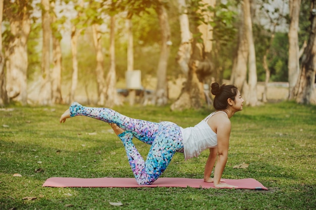 Koele vrouw doet yoga