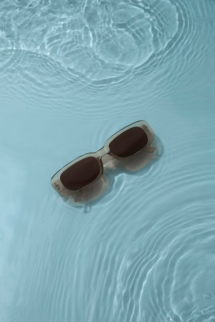 Koele zonnebril onderwaterstilleven