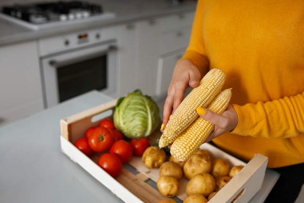 Gratis foto koerier bezorgt boodschappen aan huis