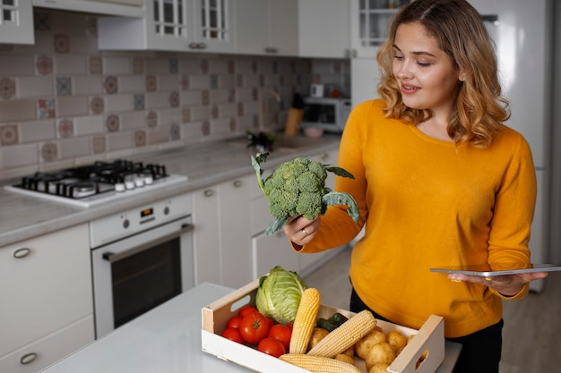 Gratis foto koerier bezorgt boodschappen aan huis