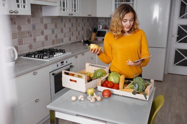 Gratis foto koerier bezorgt boodschappen aan huis