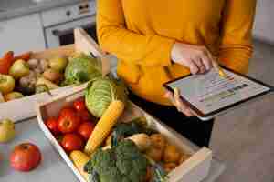 Gratis foto koerier bezorgt boodschappen aan huis