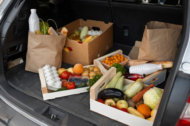 Koerier bezorgt boodschappen aan huis