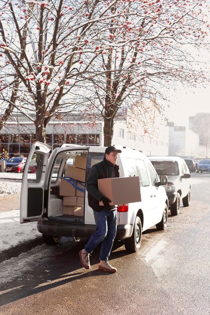 Koerier doet taken logistiek