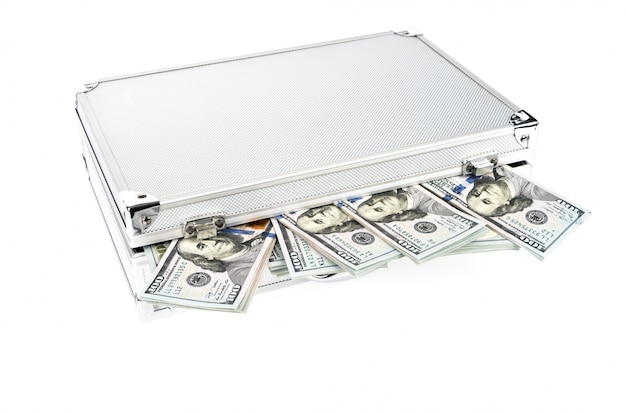Koffer vol geld met honderd dollar op een witte achtergrond