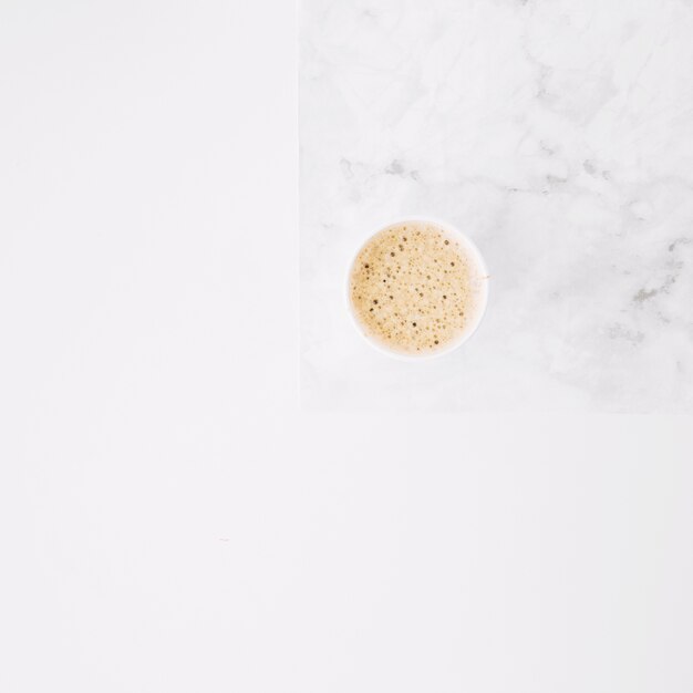 Koffie beschikbare kop op placemat over witte achtergrond