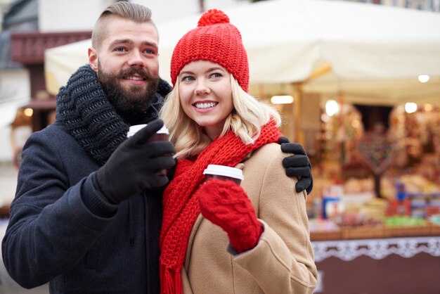 Koffie drinken op kerstmarkt