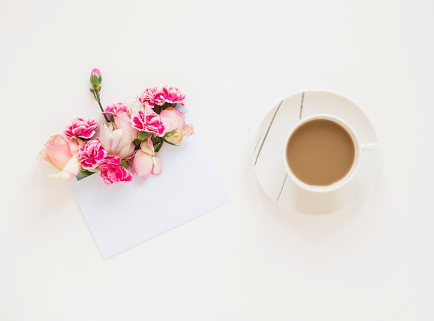 Gratis foto koffie en bloemen