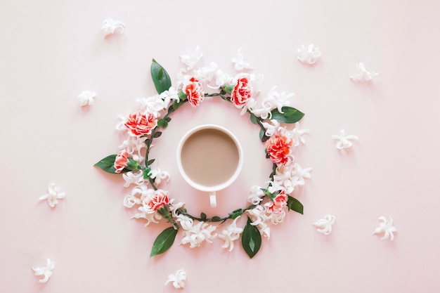Gratis foto koffie en bloemen