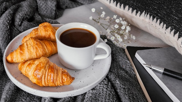 Gratis foto koffie en croissants als ontbijt