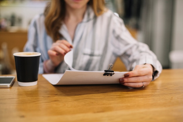 Gratis foto koffie en documenten