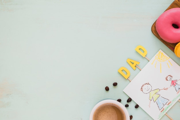 Gratis foto koffie en doughnut dichtbij afbeelding voor papa