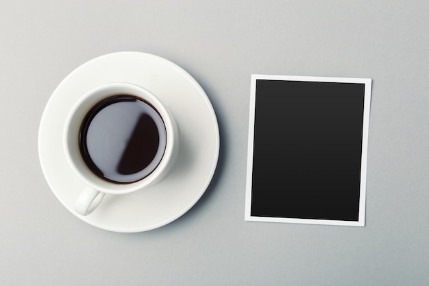 Koffie en foto blanco op tafel