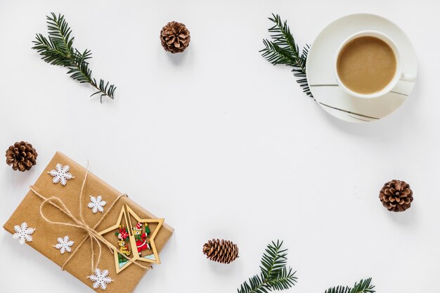 Koffie en heden in de buurt van takjes en kegels