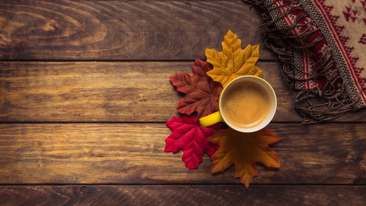 Gratis Foto koffie en herfst esdoorn bladeren samenstelling