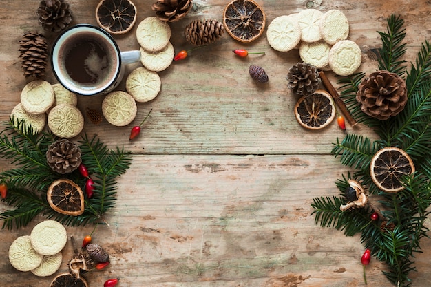 Koffie en koekjes dichtbij naaldboomtwijgen