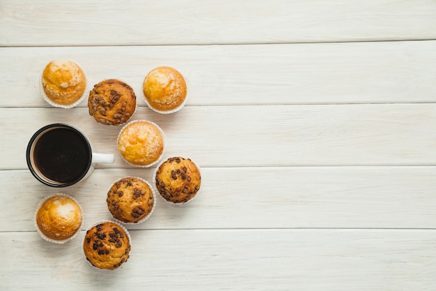 Koffie en muffins in arrangement