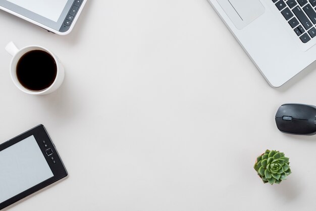 Koffie en planten in de buurt van technologieën