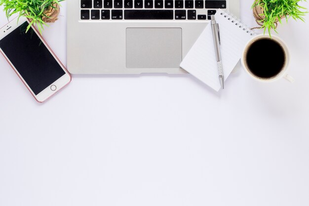 Koffie en smartphone in de buurt van laptop