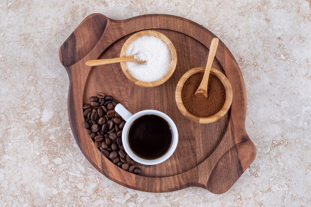 Koffie en suiker op een houten dienblad